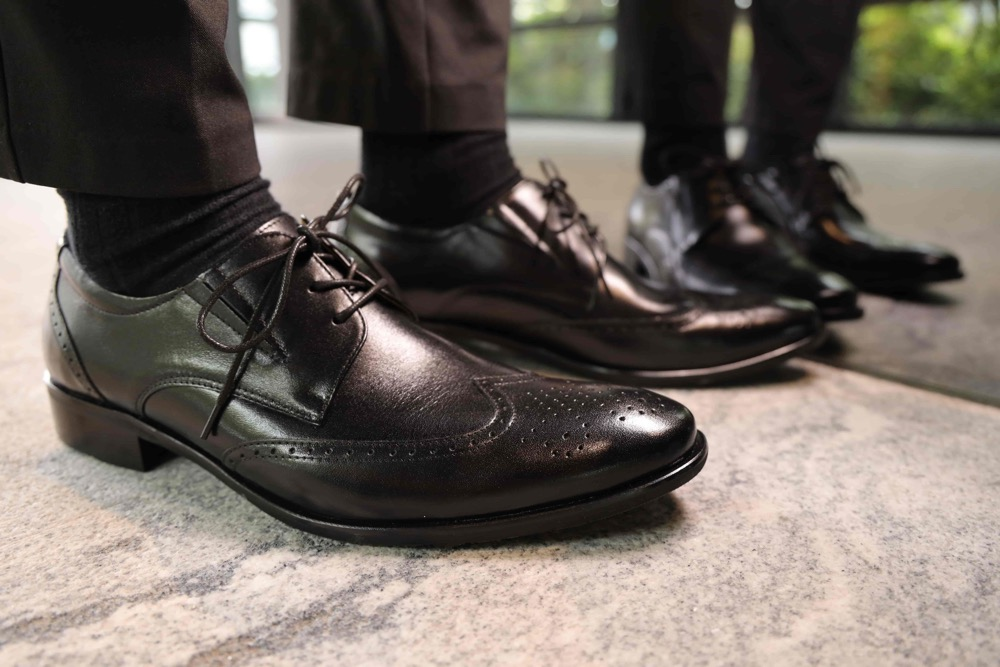 一雙有質感的黑襪以及皮鞋，是婚禮西裝穿搭的關鍵／圖取自 MTSK 手工牛皮皮鞋