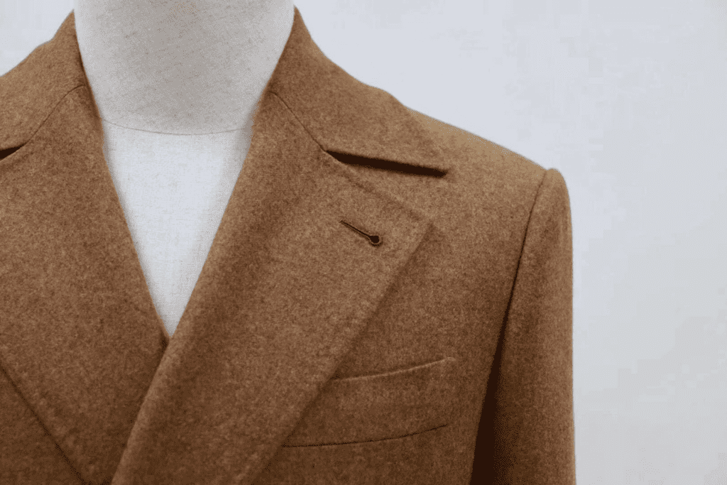 西裝大衣的縫紉痕跡是否整齊、是否有藏好，是判別西裝大衣等級的重點／圖取自西服先生