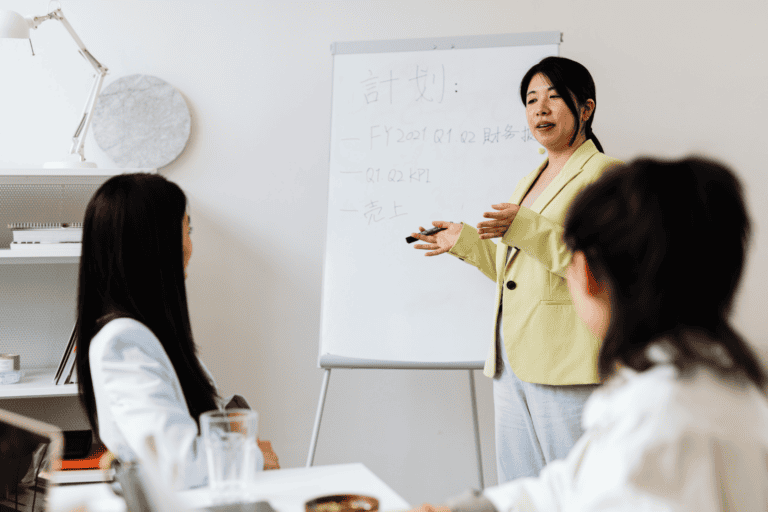 女業務穿搭怎麼穿？上班、見客戶都好看的女士西裝搭配指南